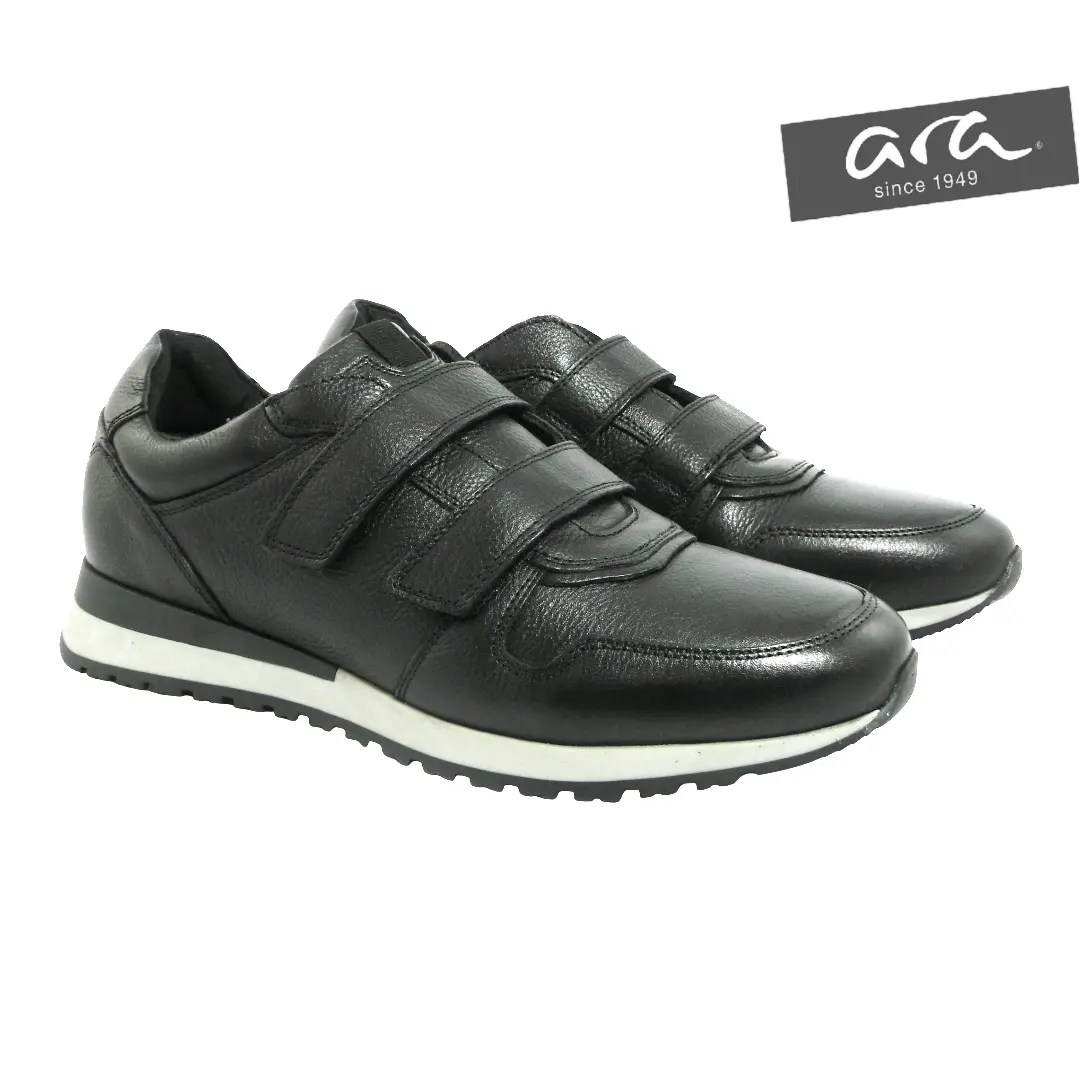 Zwarte leren Ara heren sneakers met dubbele klittenbandsluiting en lichtgrijze zool.