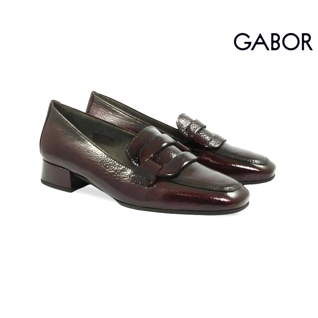 Gabor 4002.01 dames pump in glanzend bordeauxrood met penny loafer-detail, vierkante neus en lage blokhak.