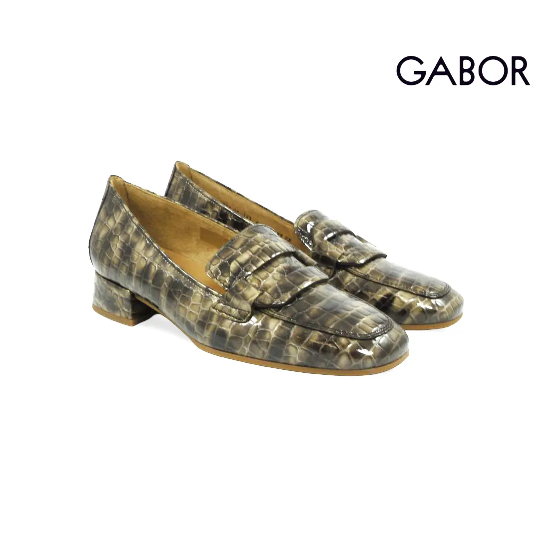 Gabor 4002.01 dames pumps met glanzende crocoprint in taupe- en bruintinten, lage blokhak en penny loafer-detail.