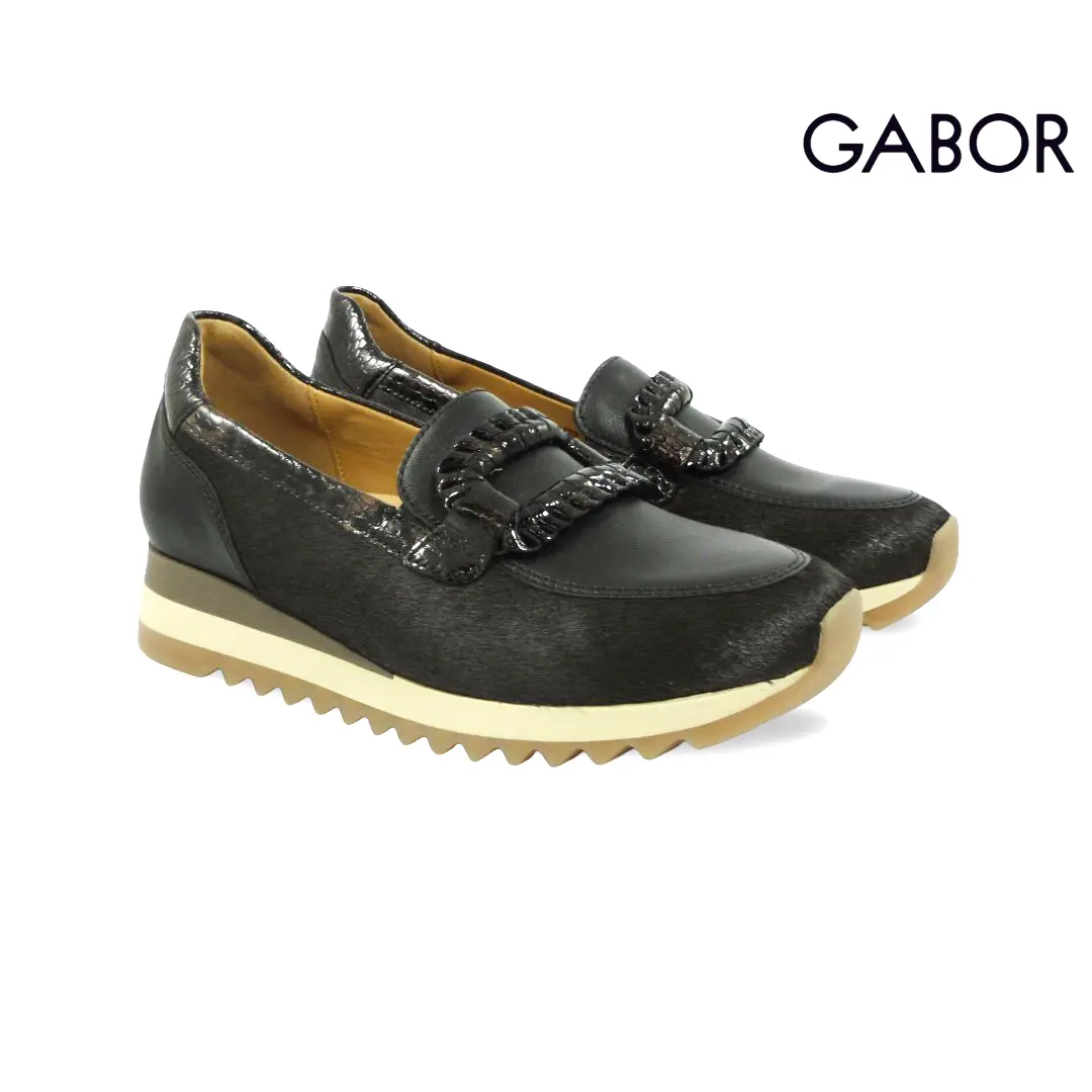 Gabor 4010.01 dames instappers met zwarte en mocca materialen, decoratieve gesp en sportieve profielzool.