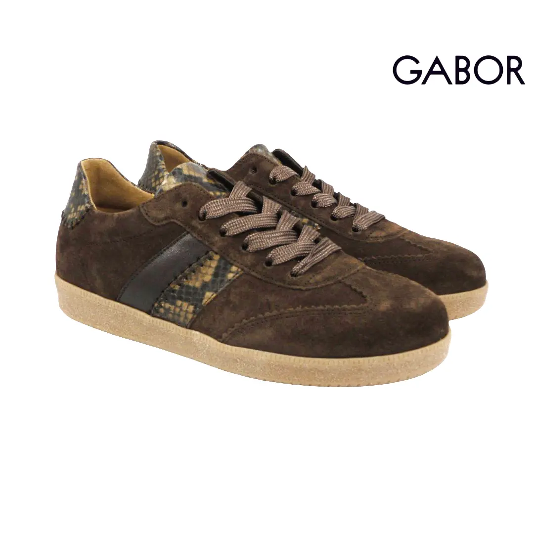 Gabor 6011.02 dames sneakers in bruin suède met animalprint details, glanzende accenten en beige zool.
