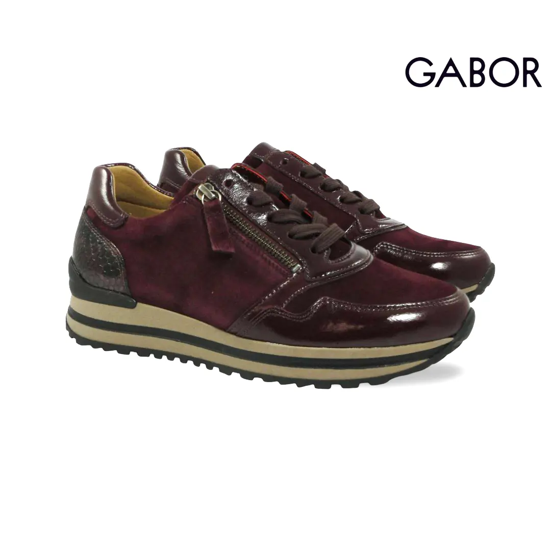 Gabor 6021.01 dames sneakers in bordeaux suède met glanzende lakdetails, ritssluiting en sportieve profielzool.