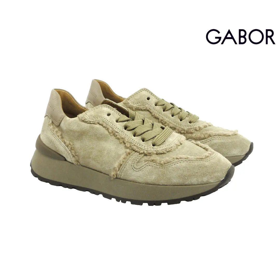 Beige sneakers van Gabor met suède, gedetailleerde stiksels en groene veters voor een casual en comfortabele uitstraling.