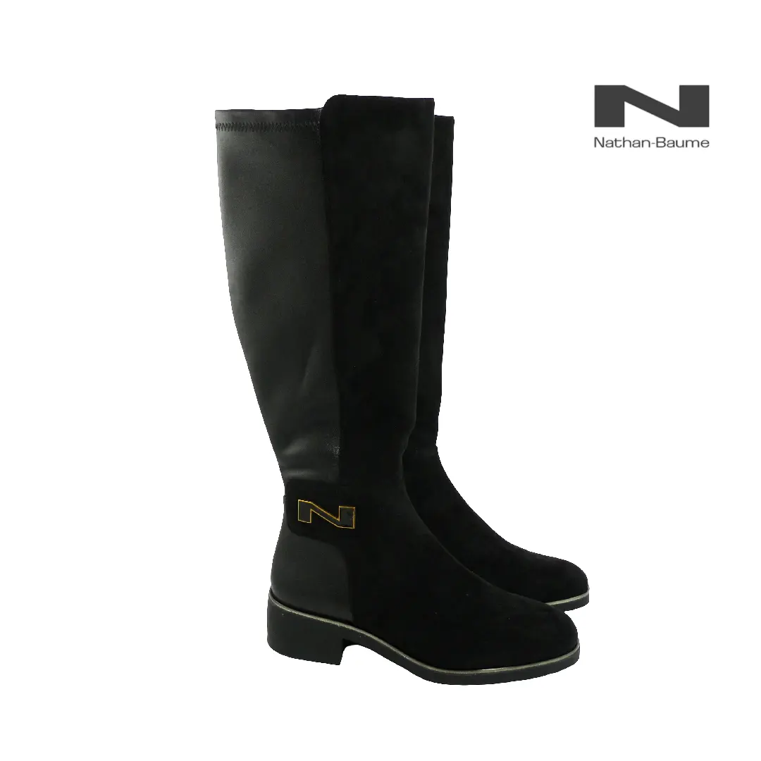 Nathan-Baume knieboots in zwart suède en leer met glanzend detail op de zool en 'N' logo aan de zijkant.