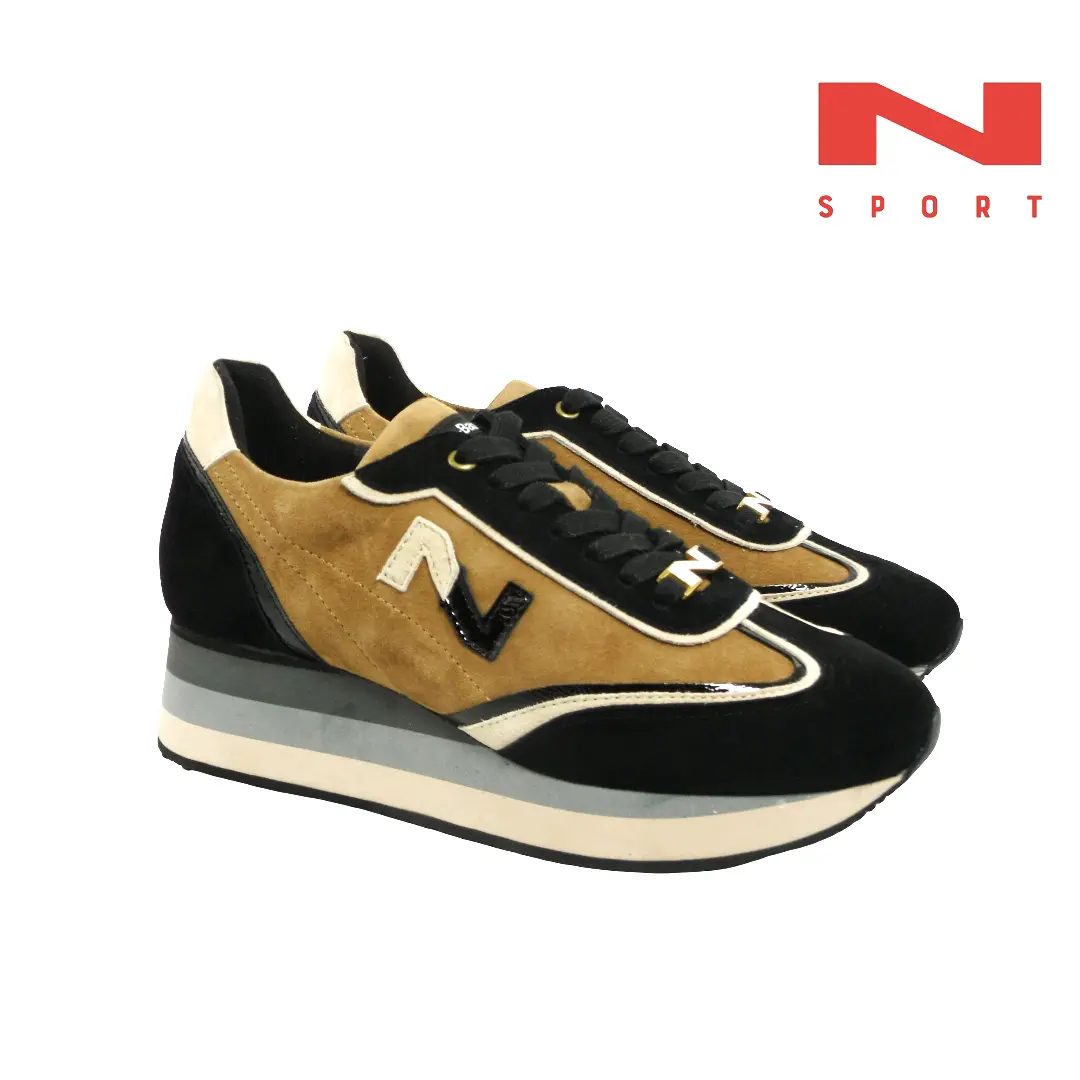 Nathan Baume NS30-04 sneakers in zwart suède en camel kleurige details, met gouden accenten en rubberen zool.