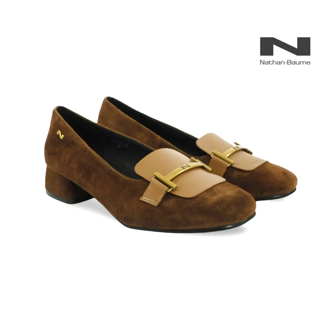 Nathan-Baume N16-01 pumps in bruin suède met camel leren detail, goudkleurige gesp en lage blokhak.