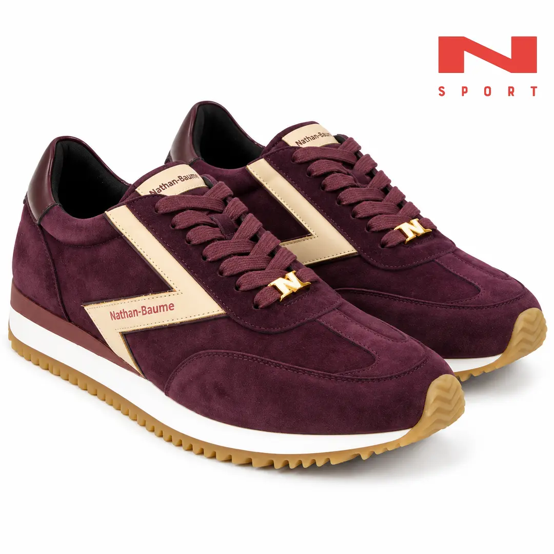 Nathan-Baume NS32-01 sneakers in bordeaux suède met beige details, ton-sur-ton veters en sportieve retrozool.