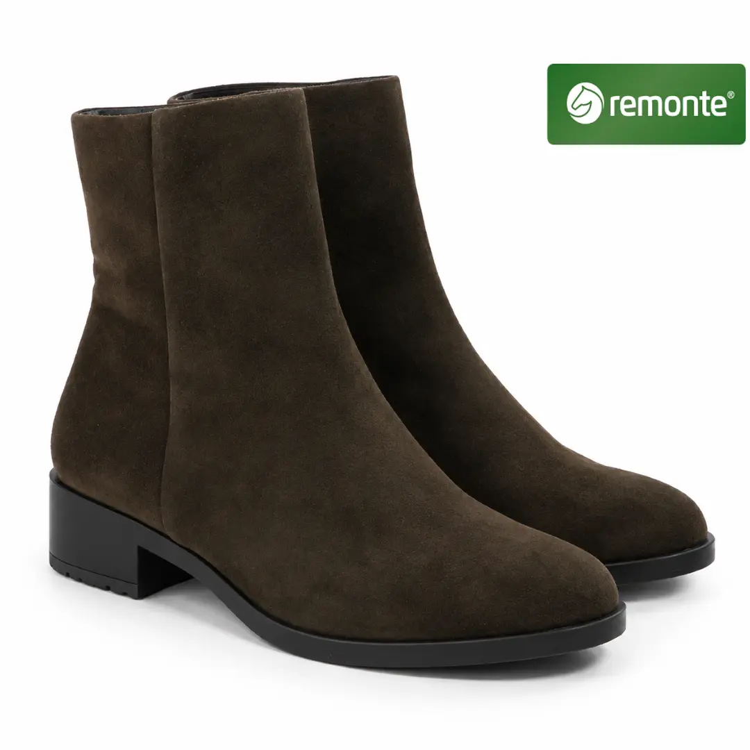Donkerbruine suède dames enkellaarsjes van Remonte met lage blokhak en minimalistisch design.