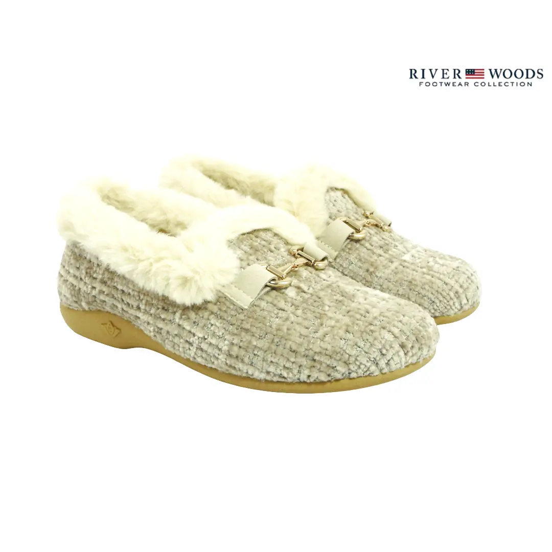 River Woods Bodi beige damespantoffels met zachte crèmekleurige voering en goudkleurig sierdetail.