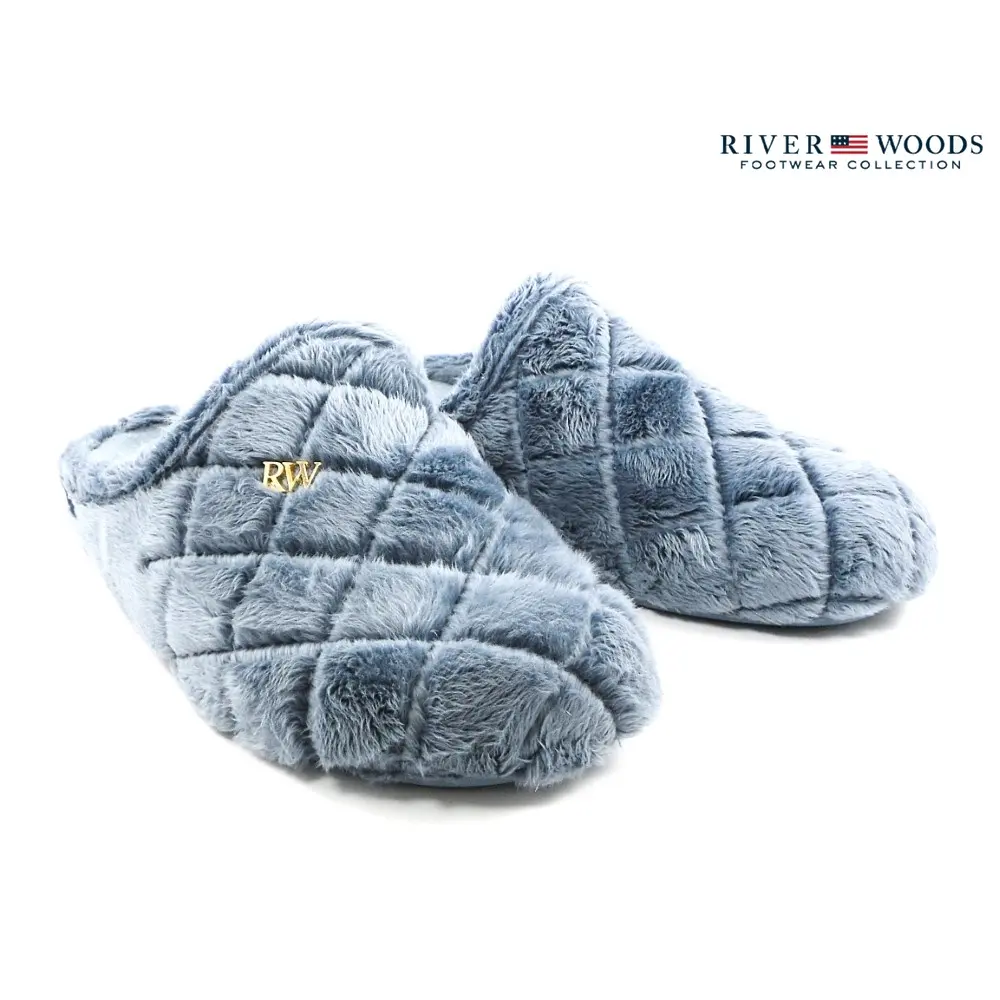 Luxe River Woods Isabeau jeanskleur pantoffels met ruitpatroon en gouden "RW" logo, ideaal voor dagelijks gebruik binnenshuis.