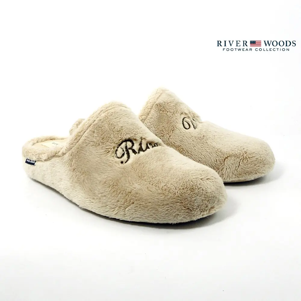 River Woods Isabel beige damespantoffels in zacht pluche met geborduurd River Woods-logo en open hiel.