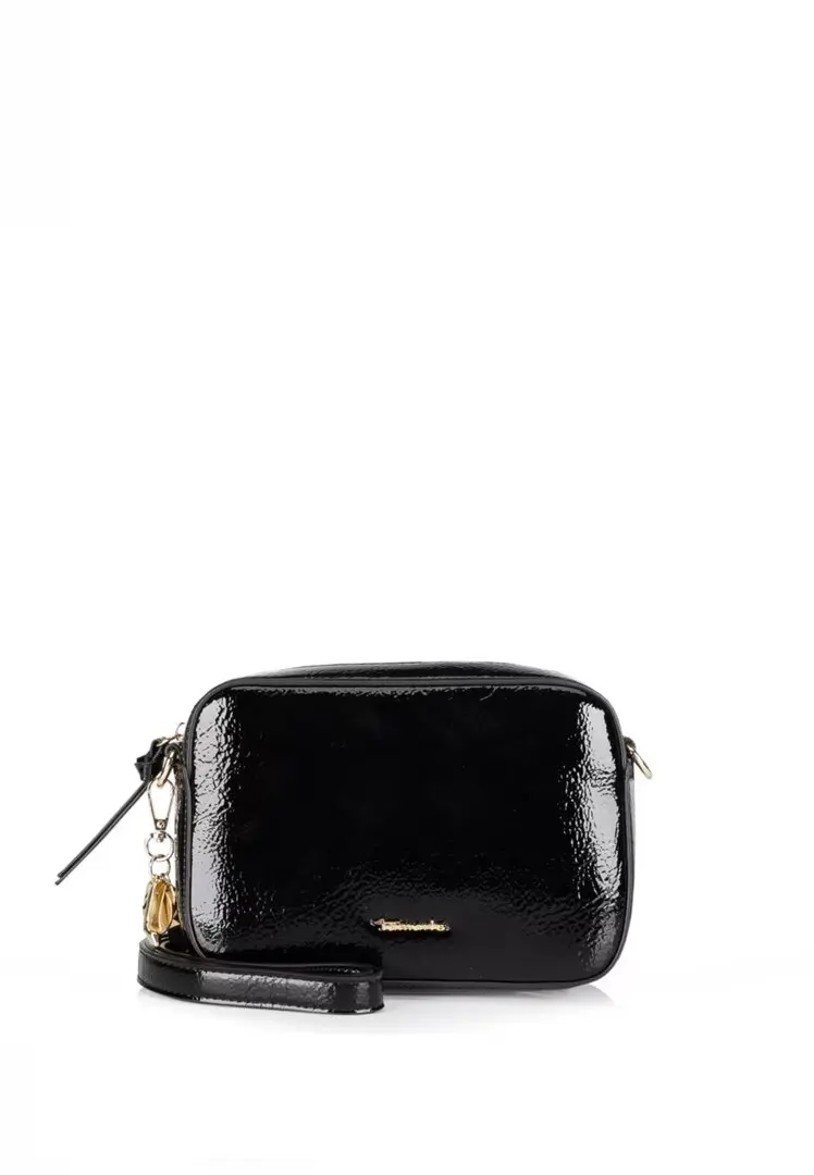 Zwarte glanzende crossbodytas met ritssluiting, verstelbare riem en goudkleurige details.
