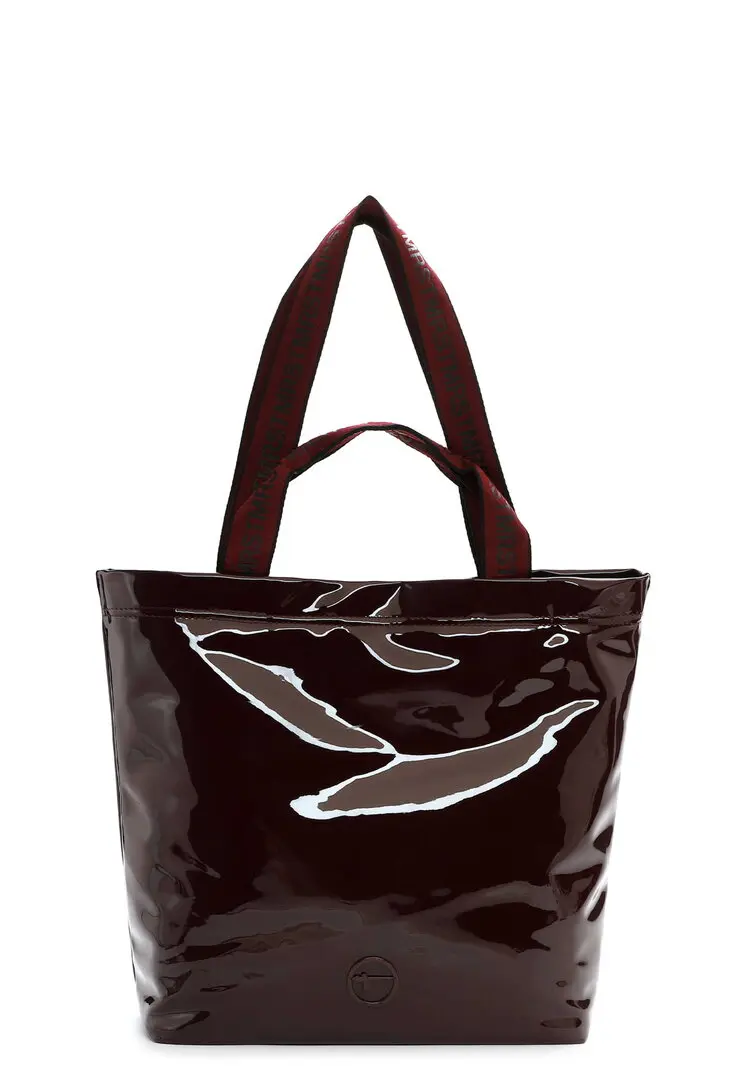 Tamaris bordeaux lak shopper met logohengsels en uitneembare binnentas met ritssluiting.