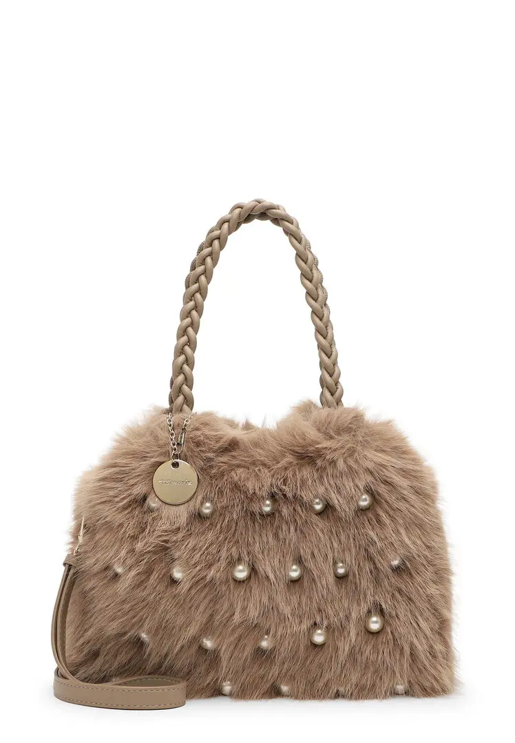 Tamaris beige faux-fur handtas met pareldetails, lange gevlochten handvatten, goudkleurige hanger en schouderriem.