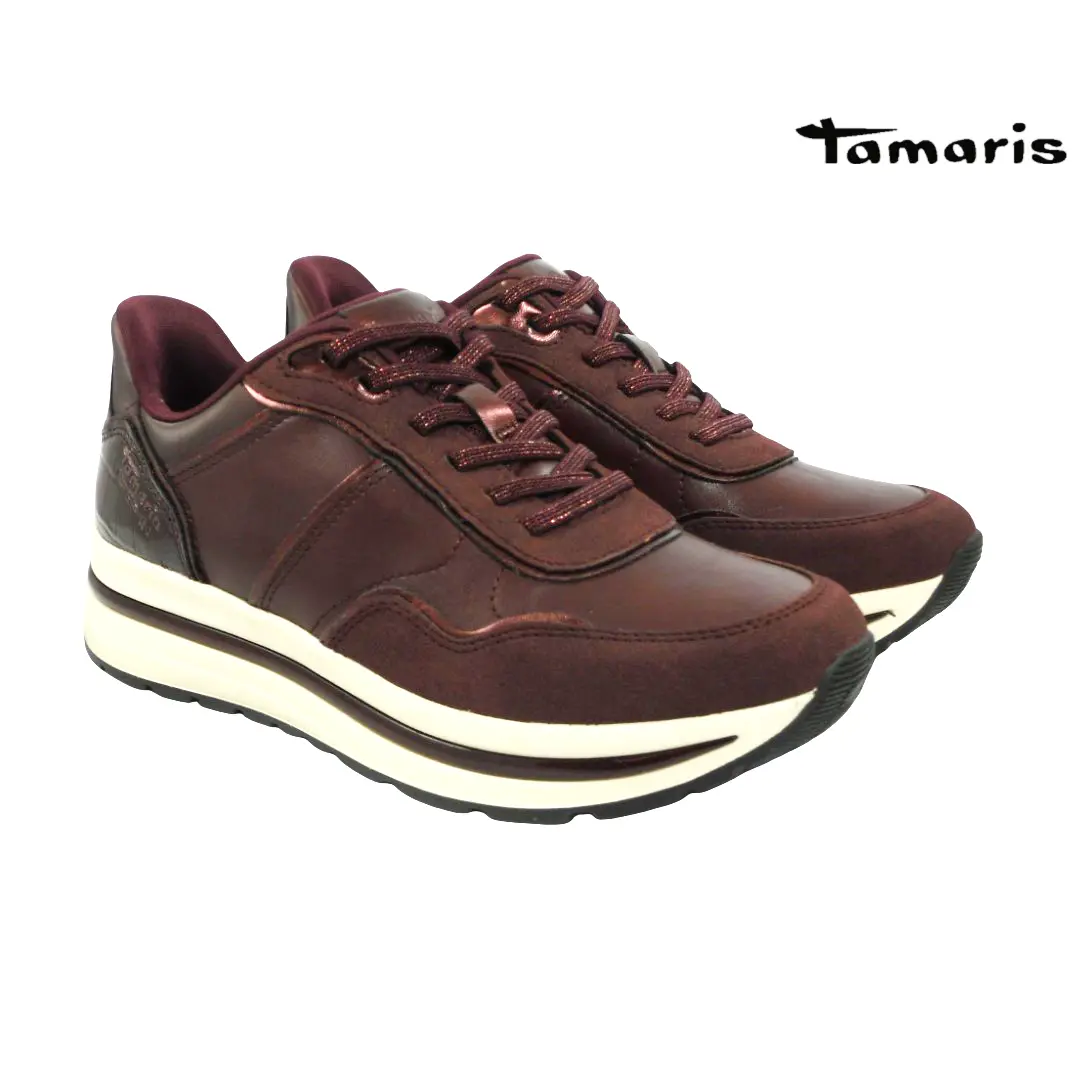 Tamaris 23766 dames sneakers in bordeaux met ton-sur-ton veters, metallic accenten en contrasterende crèmekleurige plateauzool.