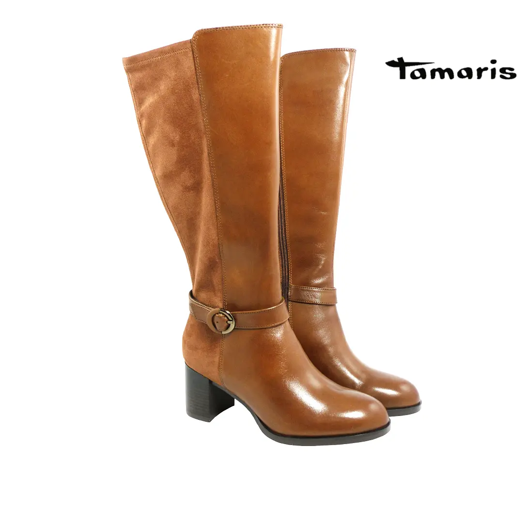 Tamaris hoge laars model 25512 in cognac met leren voorzijde, stretchschacht, gesp en blokhak – elegante dameslaars met rits.